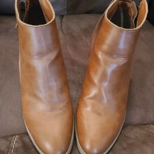 Womens size 9 bootie with heel